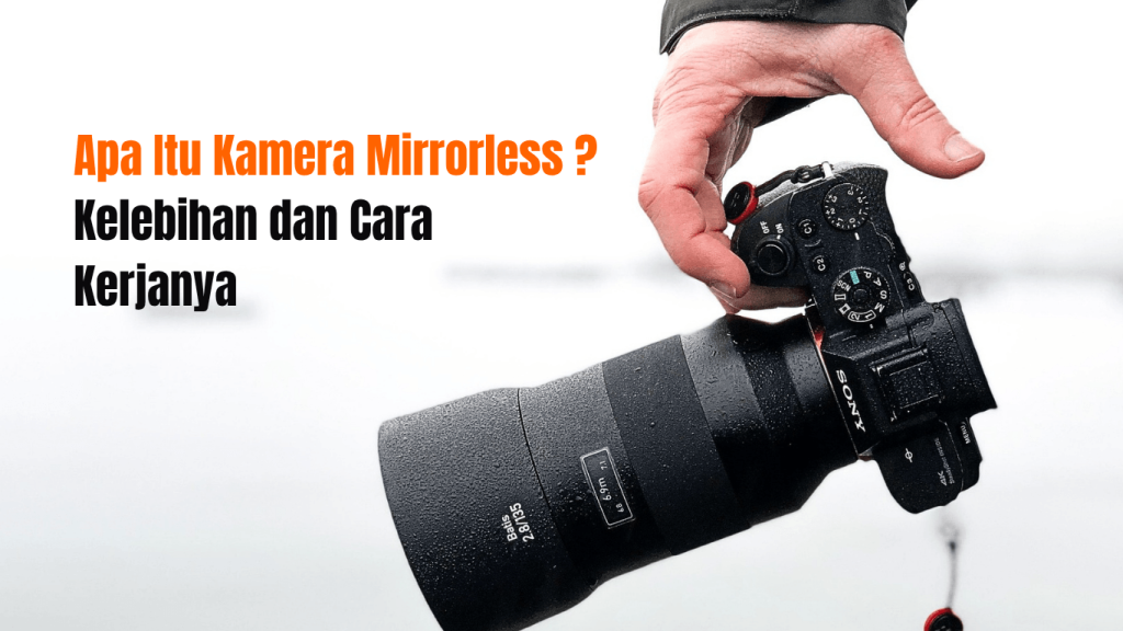 Tangan sedang memegang kamera mirrorless sony dengan lensa 