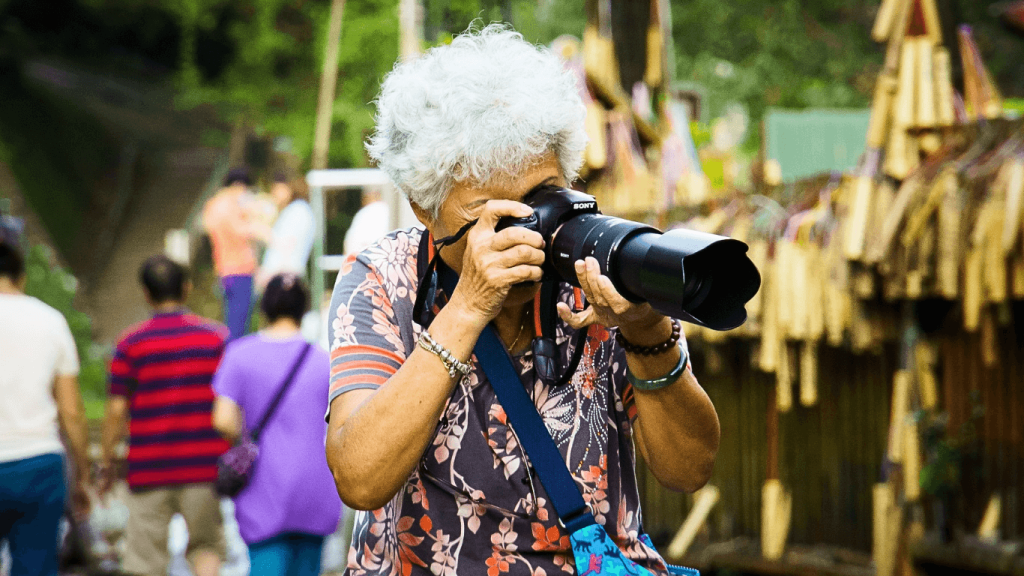 Seorang nenek memotret dengan sony a7 iv